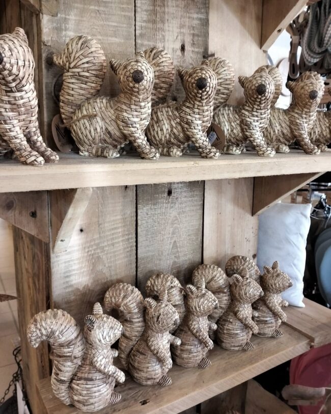 zittende Eekhoorn – kunsthars/Gevlochten Riet – 15 x 5 x 14 cm – Naturel - assortiment van 2/prijs per stuk