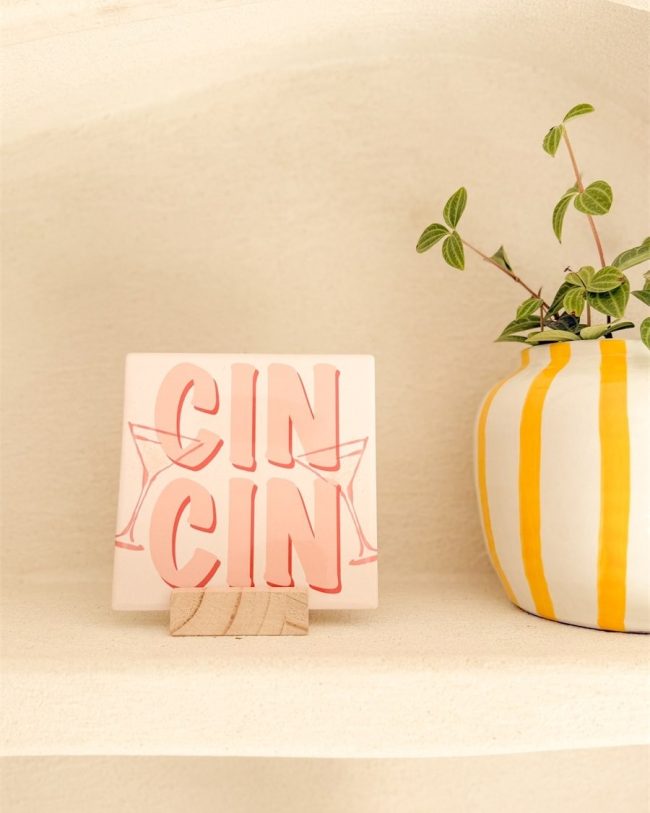 Decoratieve keramieken tegel met tekst – zachte pastelkleuren (roze, rood, beige) - 13 x 13 cm