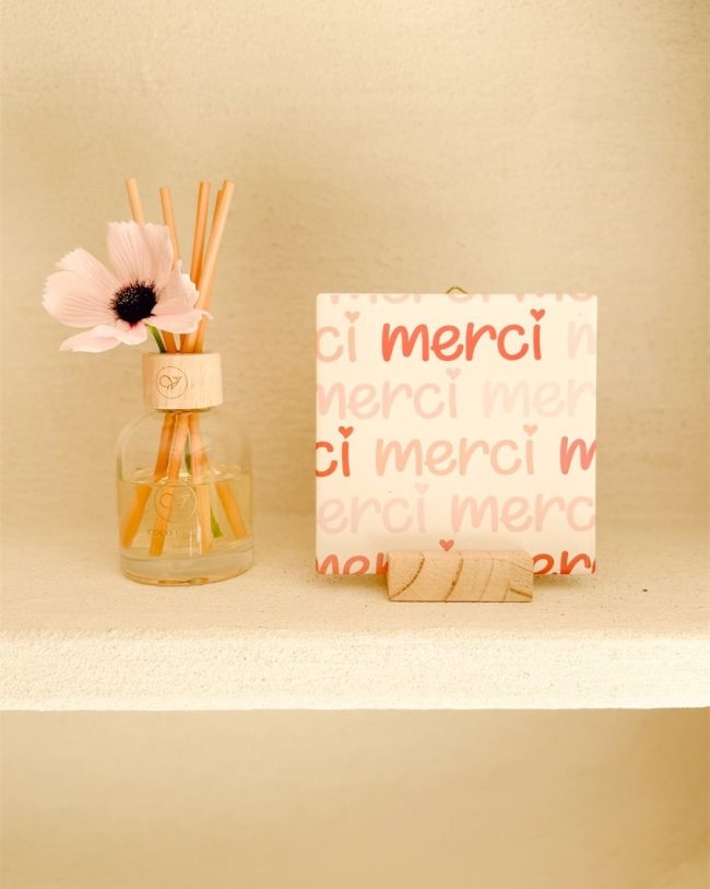 Decoratieve keramieken tegel met tekst – zachte pastelkleuren (roze, rood, beige) - 13 x 13 cm