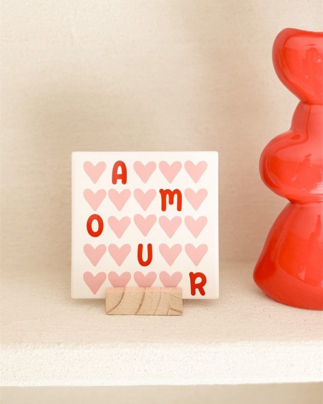 Decoratieve keramieken tegel met tekst – zachte pastelkleuren (roze, rood, beige) - 13 x 13 cm