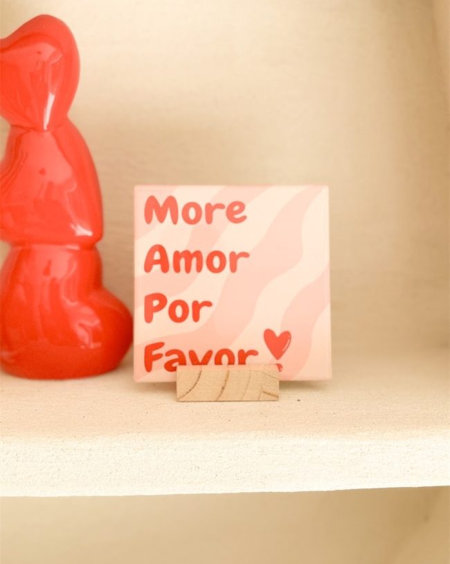 Decoratieve keramieken tegel met tekst – zachte pastelkleuren (roze, rood, beige) - 13 x 13 cm