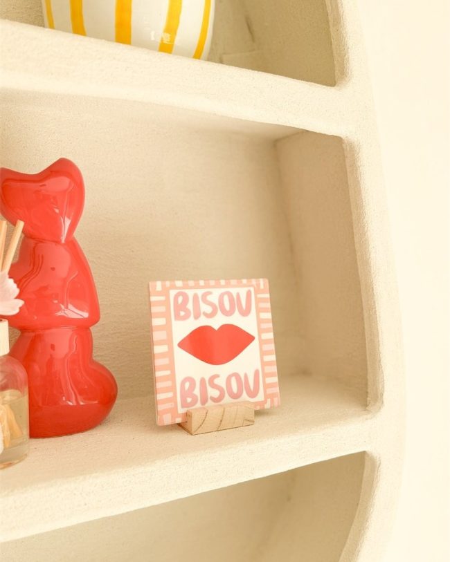 Decoratieve keramieken tegel met tekst – zachte pastelkleuren (roze, rood, beige) - 13 x 13 cm