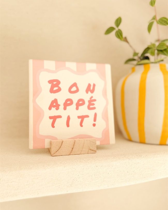 Decoratieve keramieken tegel met tekst – zachte pastelkleuren (roze, rood, beige) - 13 x 13 cm