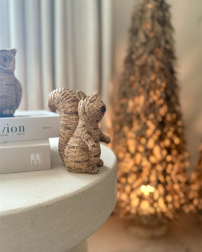 staande Eekhoorn – Gevlochten Riet – 12 x 7 x 14 cm – Naturel