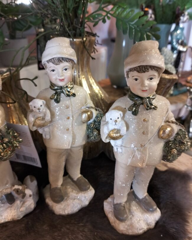 Clayre & Eef – Decoratief beeld jongen winter – Beige – Kunststof – 9x7x18 cm