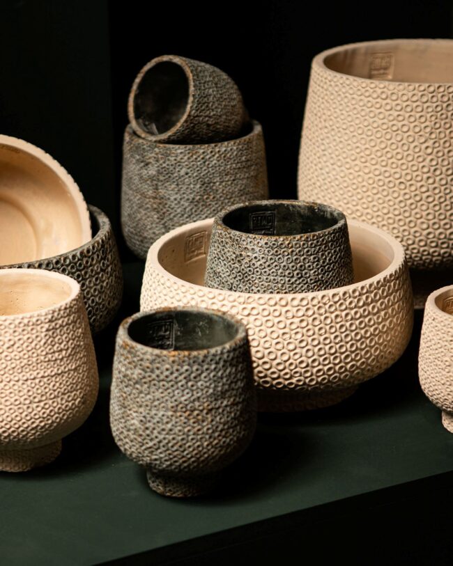 PTMD - ronde stenen kom met stippenpatroon LIAM - cement - crème - Ø25 H12 cm