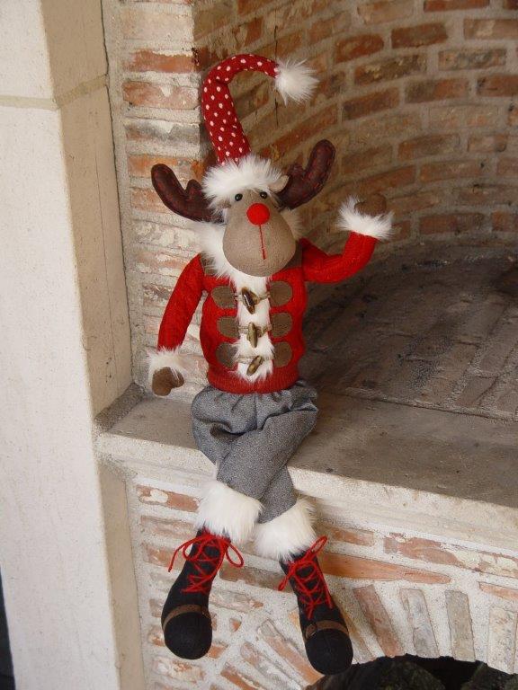 Feestelijke Eland in Kerstpak – polyester- rood/grijs - 55 cm