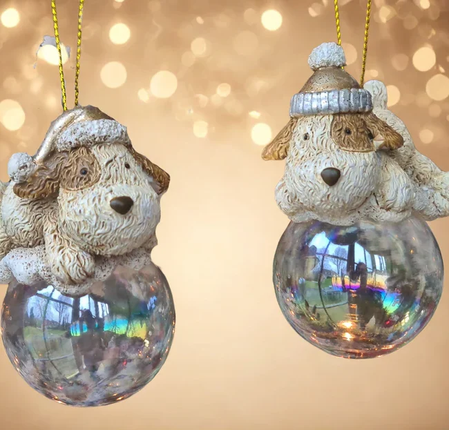 Kersthanger - Hondjes op kerstbal – kunsthars/kunststof - beige/helder -  7,5 cm - 2 varianten prijs per stuk