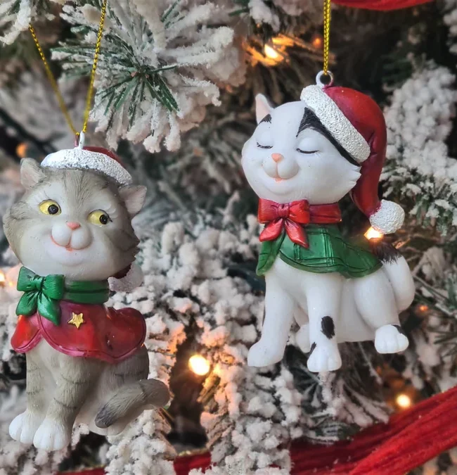 Kersthanger - Kerstkatjes – kunsthars- wit/grijs - 8,5 cm - 2 varianten/prijs pers stuk