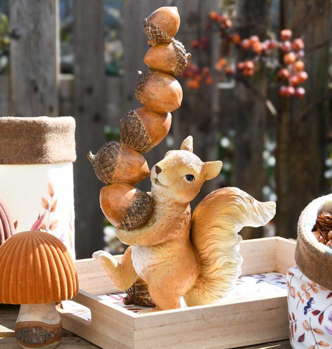 Eekhoorn Staand met Eikels – kunsthars - bruin - 20x12x33 cm