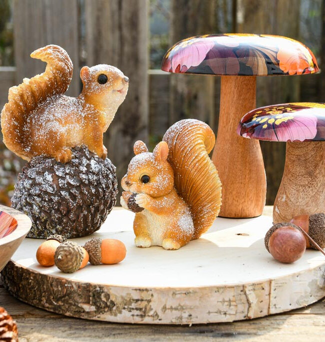 Eekhoorn op Dennenappel – kunsthars - bruin - 11x9x15 cm