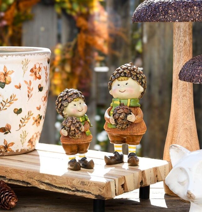 Herfstkindje Staand met Dennenappel – kunsthars - bruin - 6x6x11 cm (2 varianten/prijs per stuk)