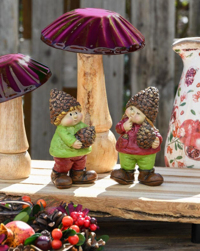 Herfstkindje Staand met Dennenappel – Groen / Bordeaux / Bruin - kunsthars - 6x5x12 cm (2 varianten/prijs per stuk)