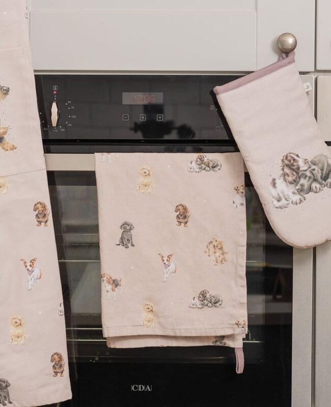 Wrendale designs by Hannah dale – ovenwant enkel – a dogs live - prijs per stuk