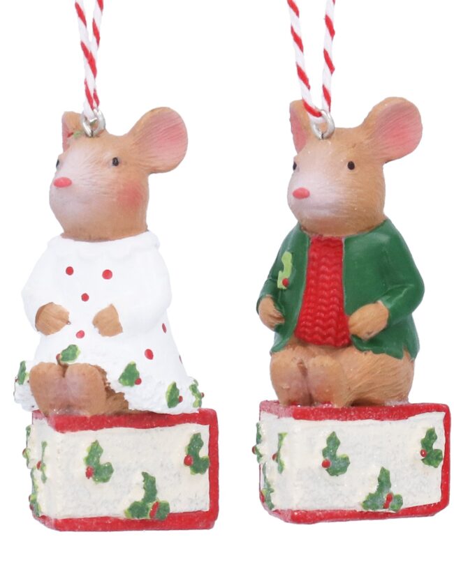 Gisela Graham - Kersthanger Holly & Alfie Muis met kerstpudding – kunsthars - h 10 cm - assortiment van 2/prijs per stuk