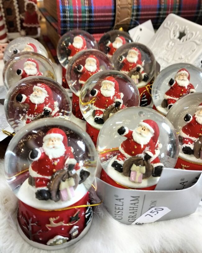 Gisela Graham - Sneeuwbol kerstman met zak - glas/kunsthars - H 6 cm