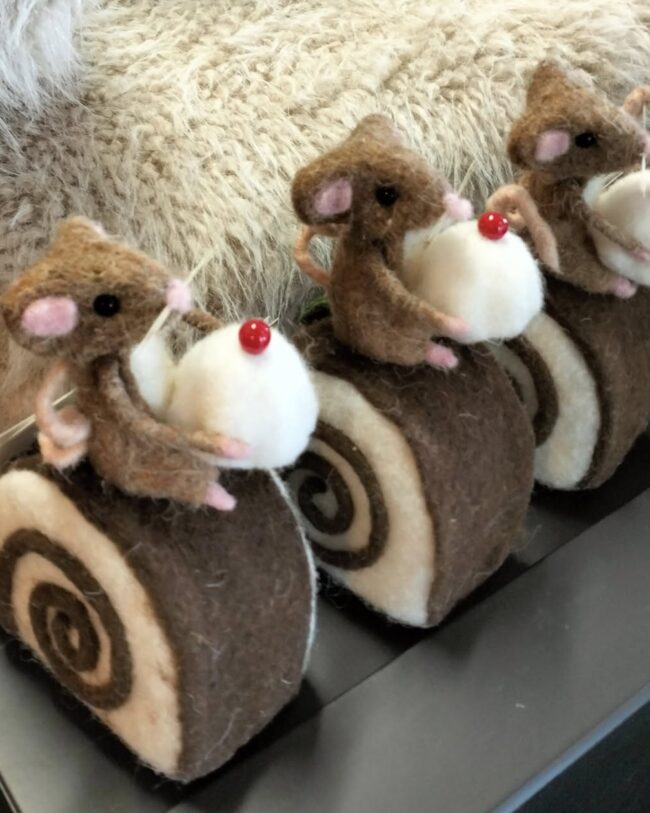 Gisela Graham - Kersthanger Muis op Chocoladerol - Vilt - bruin - H 14,5 cm