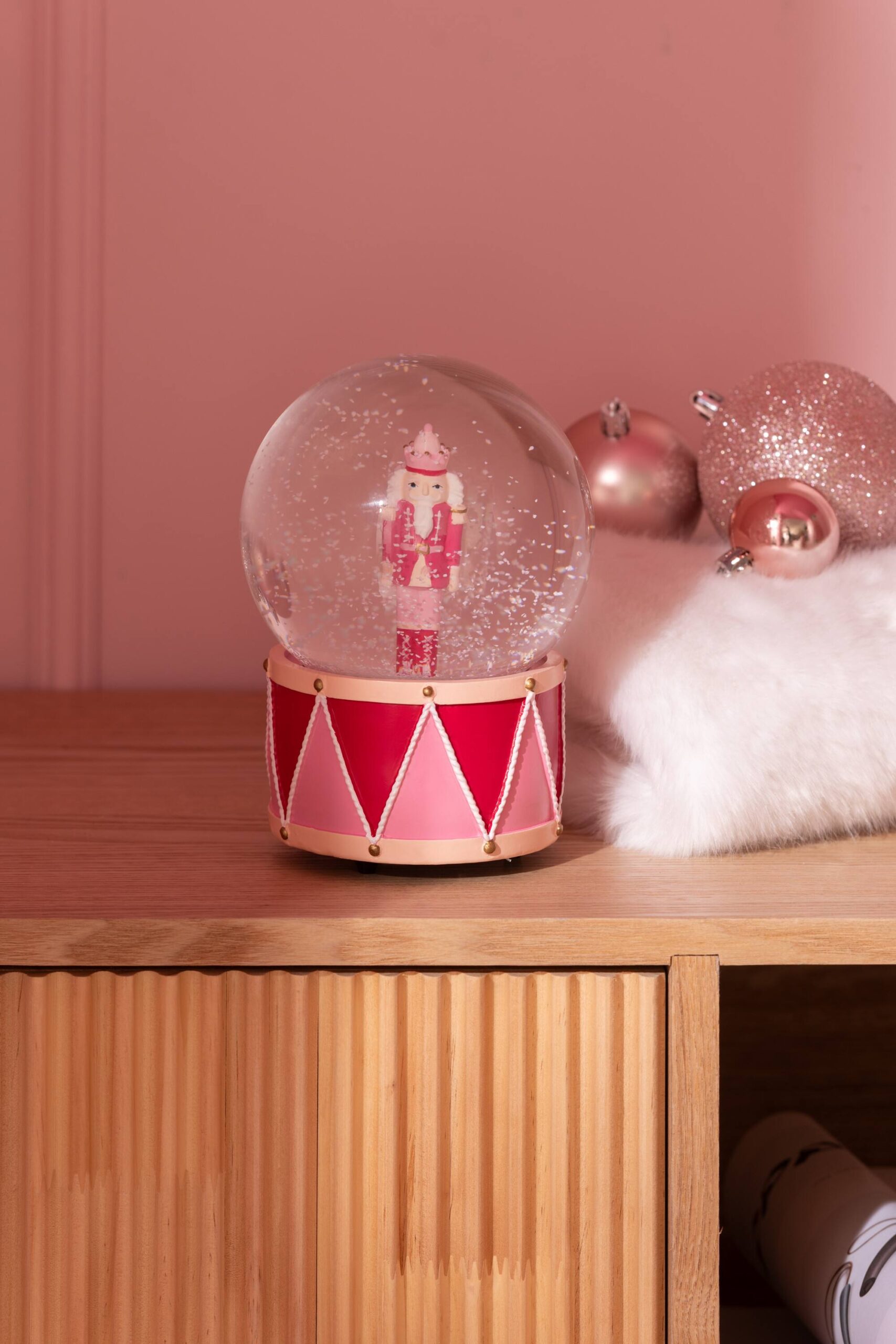 J-Line - Water-/Sneeuwbol Notenkraker – kunsthars - Wit/Roze - 12 x 17 cm