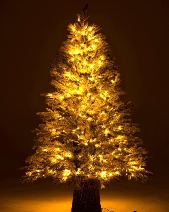 J-Line - Kunstkerstboom met 600 LED & Houten Basis - kunststof - donkergroen/besneeuwd - 150 cm (geen verzending/enkel afhalen)