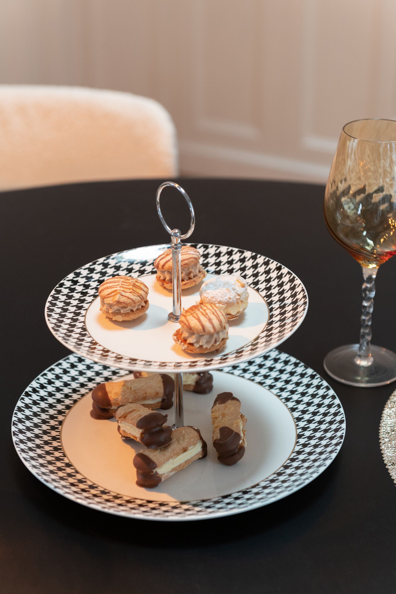 j-line - Taarthouder op Voet – 2-delig – Pied-de-Poule – Porselein – Wit/Zwart - Ø 27 H 24