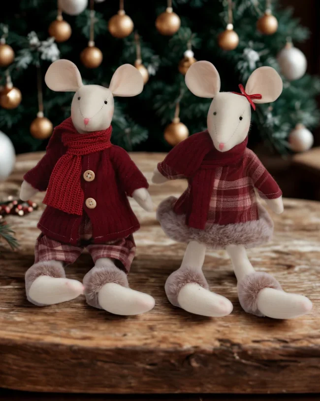 La Galleria – Zittend muizenkoppel in bordeaux outfit - stof/polyester - H 31 cm - assortiment van 2/prijs per stuk