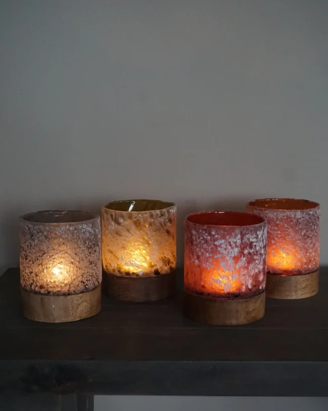 Brynxz - Theelichthouder met houten voet – Mixed Frozen Colors – glas/hout - D.10 x H.15 cm (prijs per stuk)