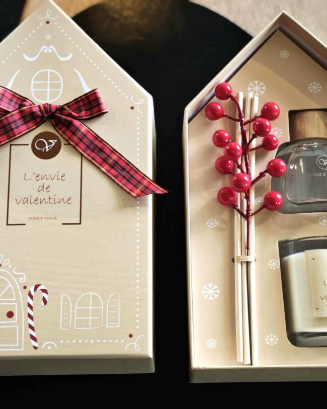 L'envie de Valentine Cadeaubox – Kersteditie 100ml Geurstokjes + 120g Geurkaars in Kerstverpakking