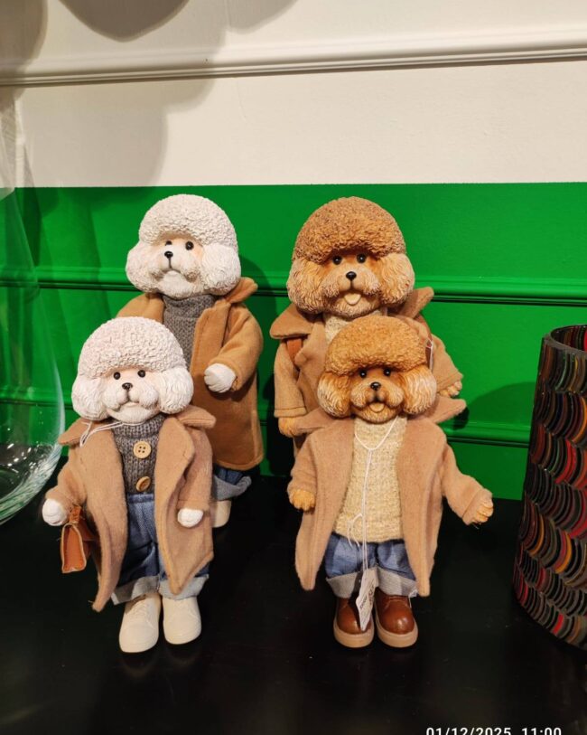 J-line - Poedel met rugzak of tas - meerkleurig - kunsthars - groot 17 x 12 x 34 cm - assortiment van 2/prijs per stuk