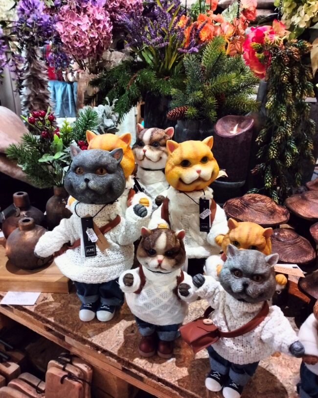 J-Line - Kat met tas/rugzak - Kunsthars - Meerkleurig -  Klein: 15 × 10 × 24 cm - Assortiment van 3 / Prijs per stuk