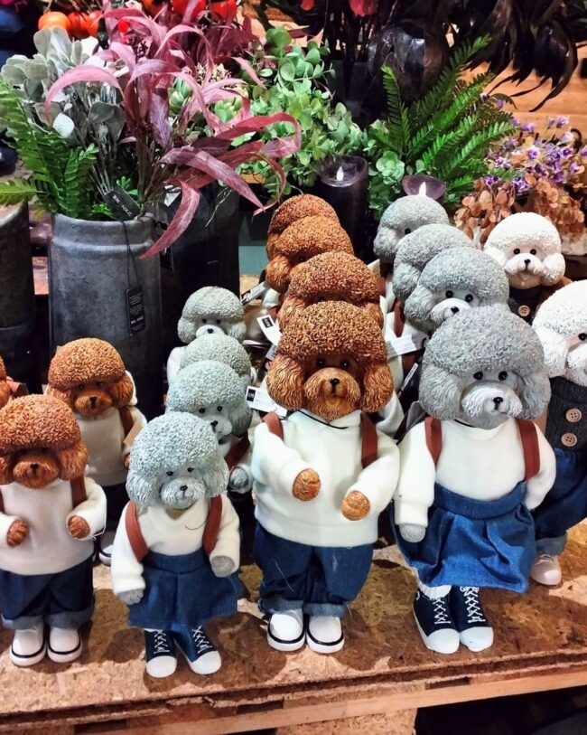 J-line - Poedel jongen/meisje - meerkleurig - kunsthars - groot 17 x 12 x 34 cm - assortiment van 2/prijs per stuk