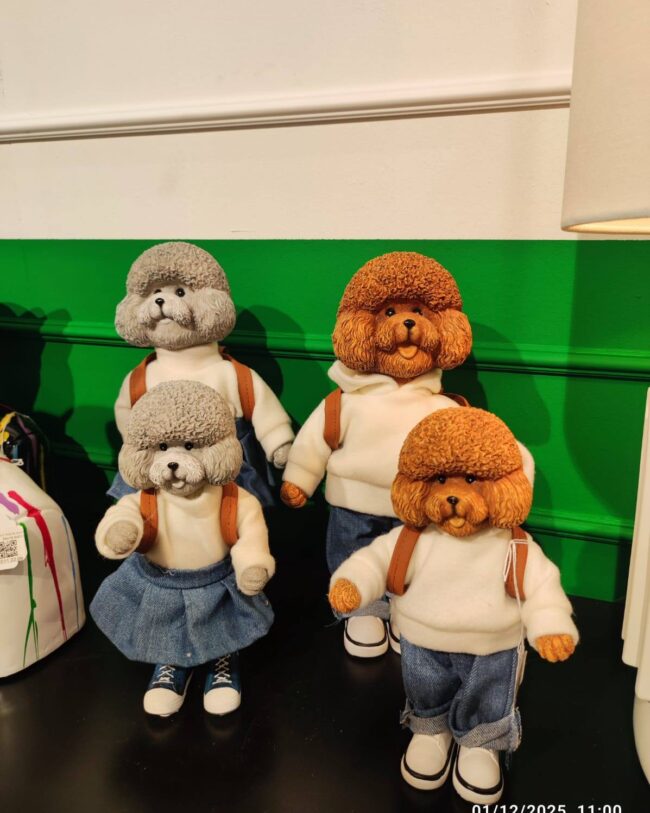 J-line - Poedel jongen/meisje - meerkleurig - kunsthars - klein 13 x 8 x 24,5 cm - assortiment van 2/prijs per stuk