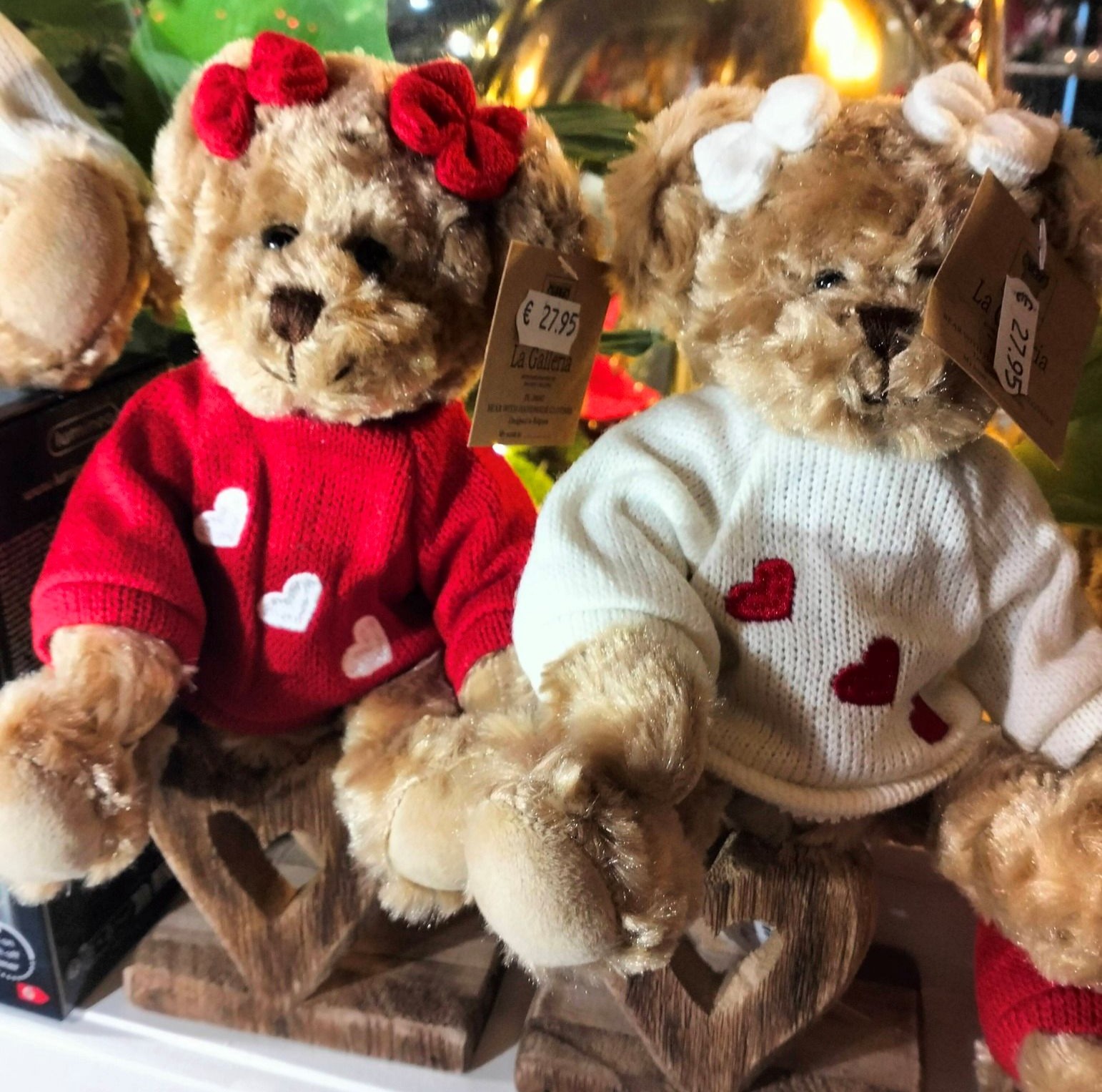 Meisjesbeer Marion - rode & witte pull met hartjes - Assortiment van 2/prijs per stuk - 25 cm - Handgemaakt - La Galleria - Afbeelding 2