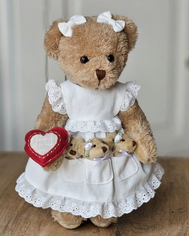 Meisjesbeer - beige met ecru kleedje & 3 baby’s, hartje - 30 cm - Handgemaakt - La Galleria