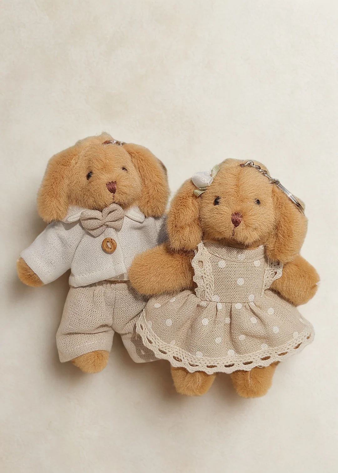 Sleutelhanger hondjes - beige outfit - Assortiment van 2/prijs per stuk - 15 cm - La Galleria