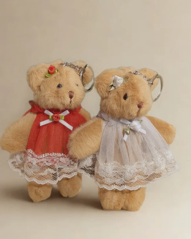 Sleutelhanger - La Galleria - beer - wit & rood jurkje  - Assortiment van 2/prijs per stuk - 15 cm