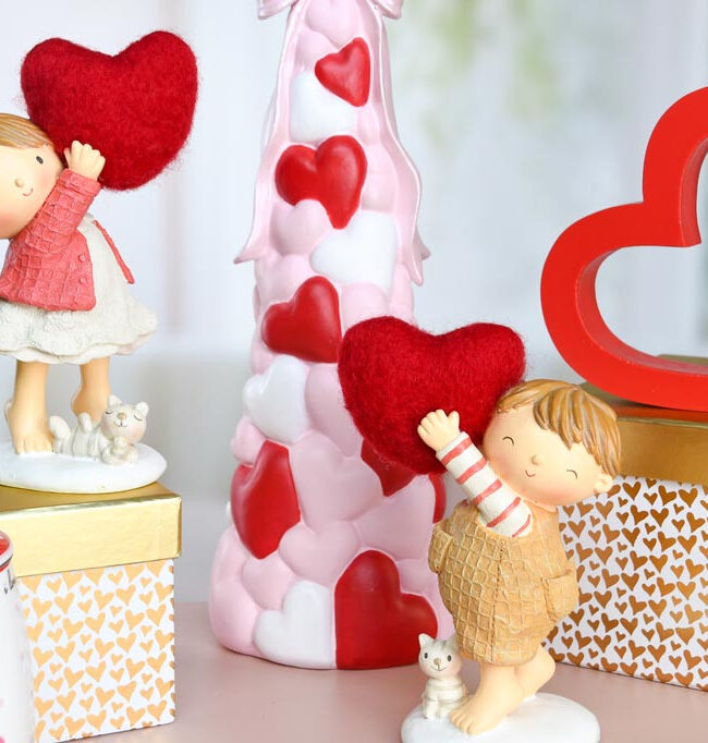 decoratief - Beeldje jongen Staand met Hartje en Poesje - Rood/Wit - Kunsthars - 11×7×21 cm