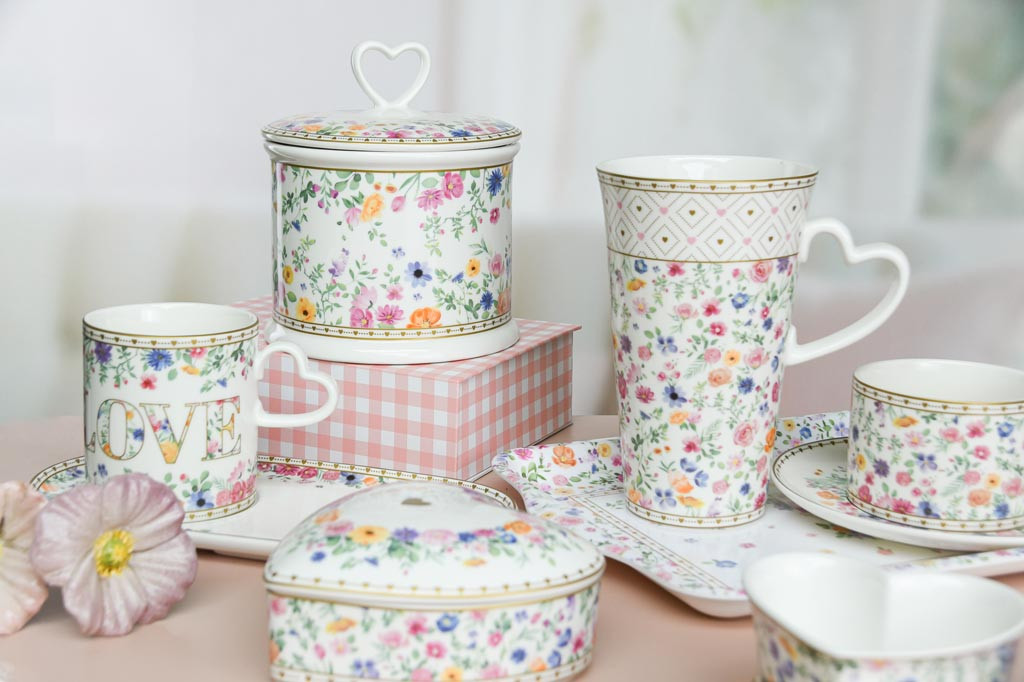 decoratief - ‘Mon Amour’ Set van 2 Kopjes met Schoteltjes ‘Mon Amour’ - Porselein - wit met bloemenmotief - 240 ml