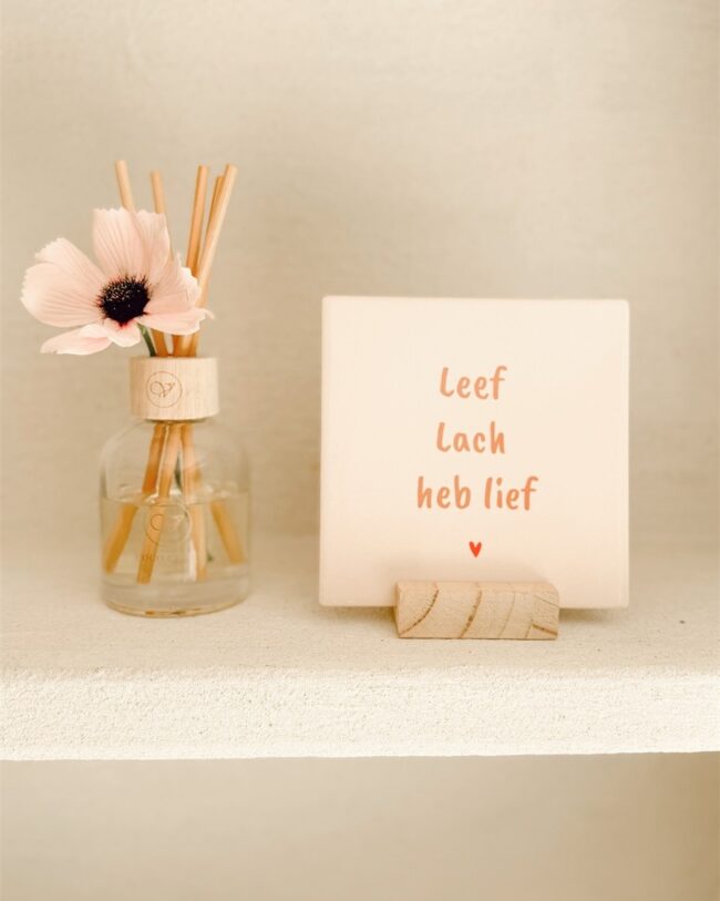 Decoratieve keramieken tegel “Leef Lach heb lief” – roze/beige – 13 x 13 cm