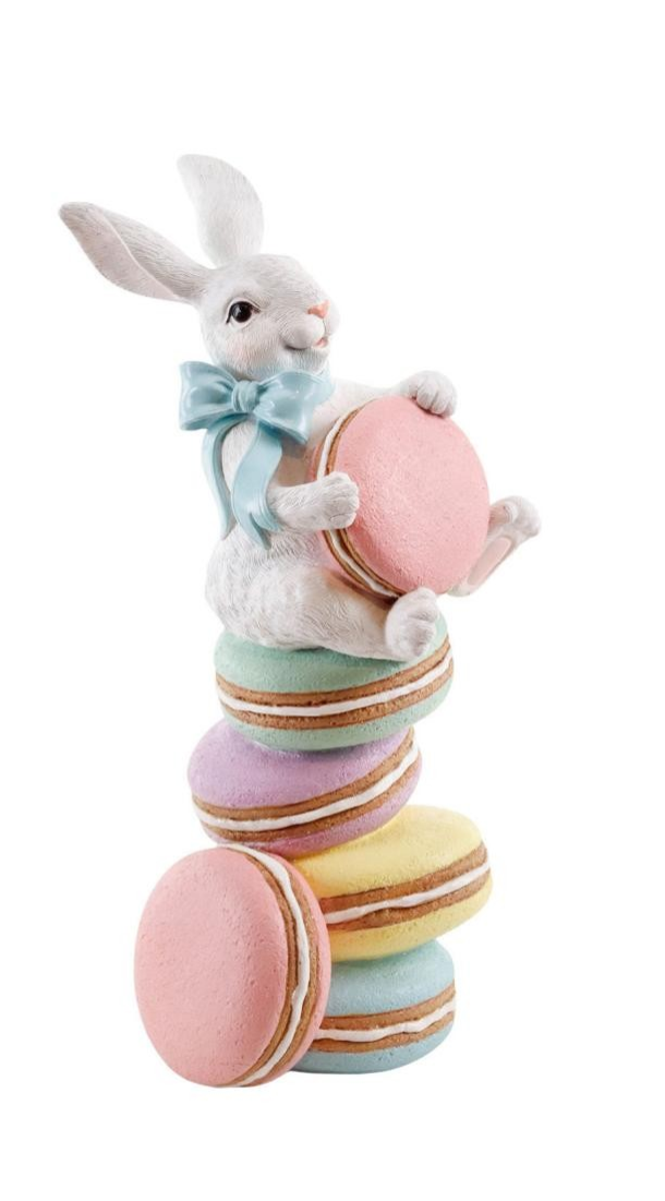 paasdecoratie - goodwill - paashaas op een berg macarons - polystone - multi - H 37,5 cm
