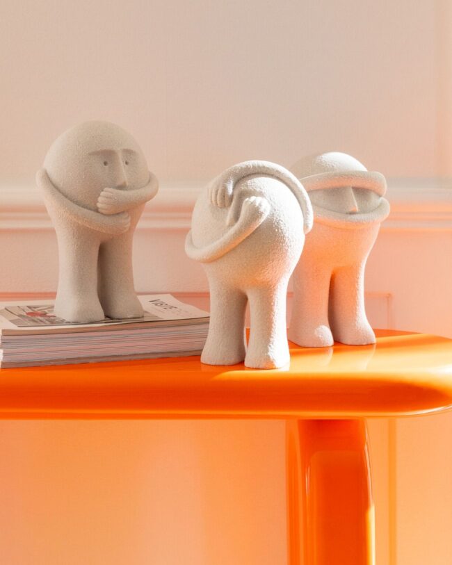 j-line - Beeldje Bollie - Kunsthars - Lichtgrijs/Taupe 🤍✨- L11,5 x B10,5 x H18 - Prijs per 3