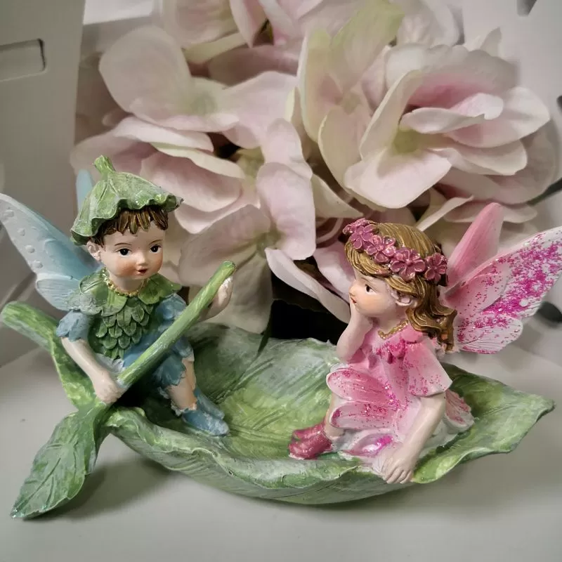 lente decoratie - goodwill - Elfjes in bladvormige boot - kunsthars - groen/roze - 13 x 7 x 8 cm - Afbeelding 2