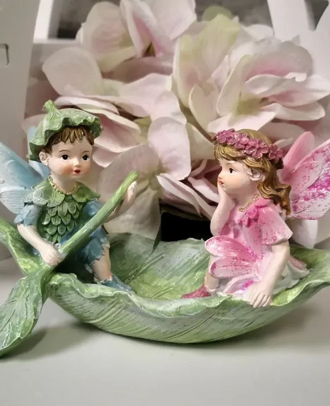 lente decoratie - goodwill - Elfjes in bladvormige boot - kunsthars - groen/roze - 13 x 7 x 8 cm