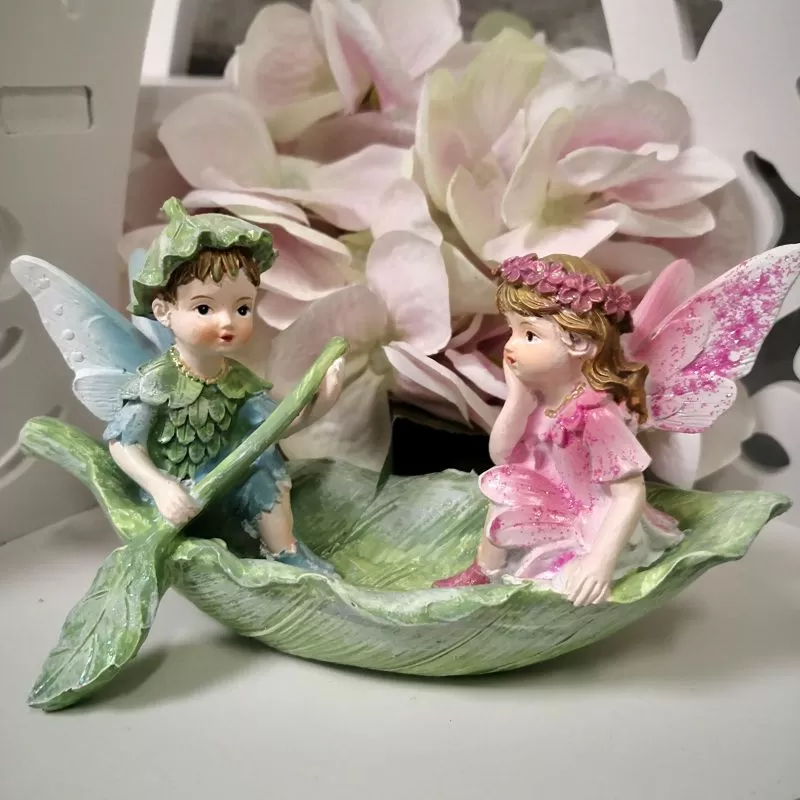 lente decoratie - goodwill - Elfjes in bladvormige boot - kunsthars - groen/roze - 13 x 7 x 8 cm