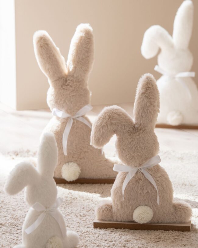 paasdecoratie – j-line – paashaas – Polyester/mdf – beige 🐰🤍- groot – 26 x 6 x 39 cm – assortiment van 2/prijs per stuk