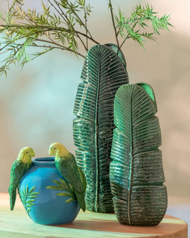 🦜✨ Vaas Papegaaien - J-Line - Keramiek - Groen/Blauw/Geel - klein - 21 x 19 x 24 cm - enkel afhalen/geen verzending