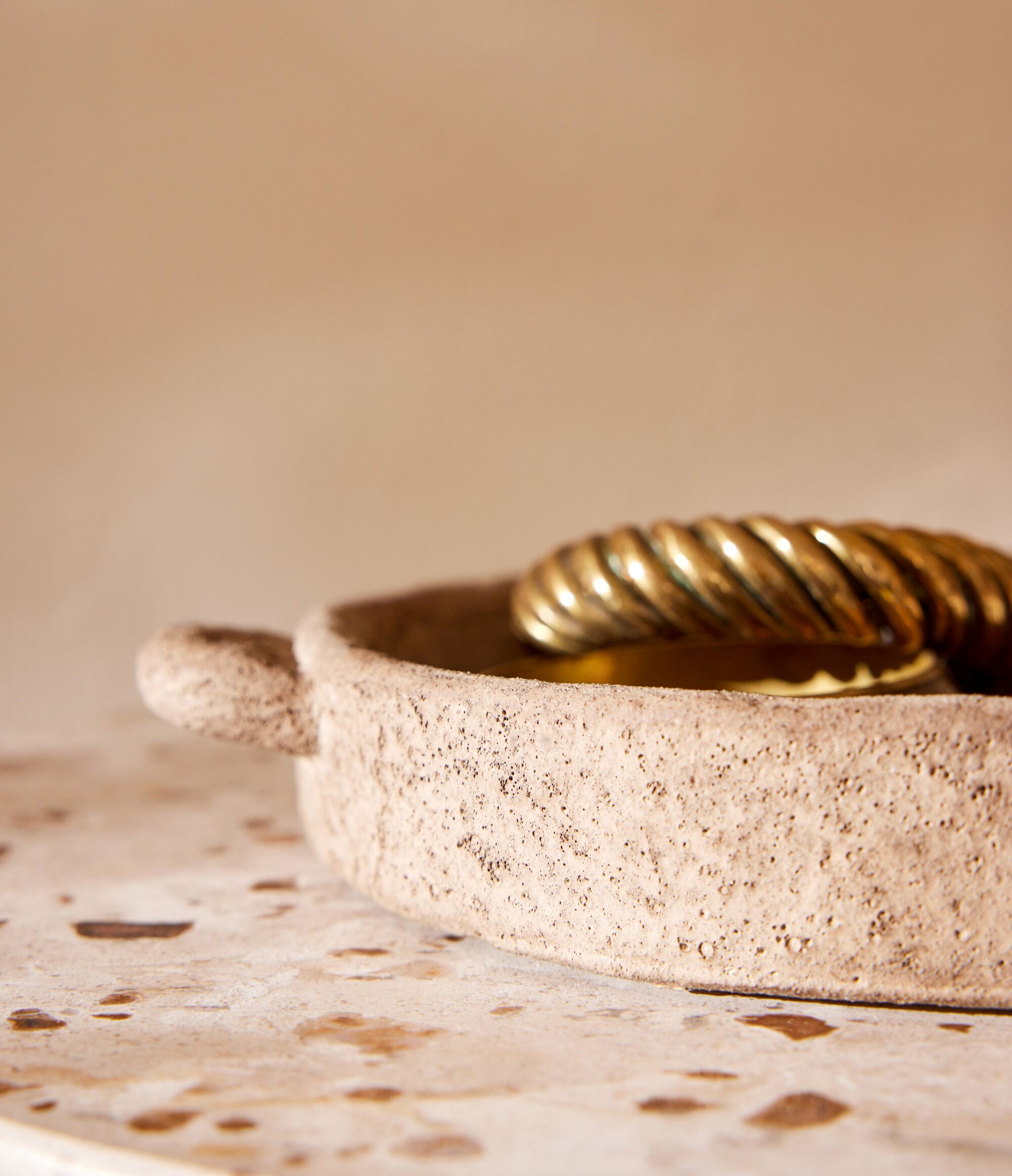 π€β¨ Schaal met Handvaten - j-line - Rond β Keramiek - Beige/Donkerbruin - Klein - 24,5 x 20 x 3,5 cm - Assortiment van 2/prijs per stuk