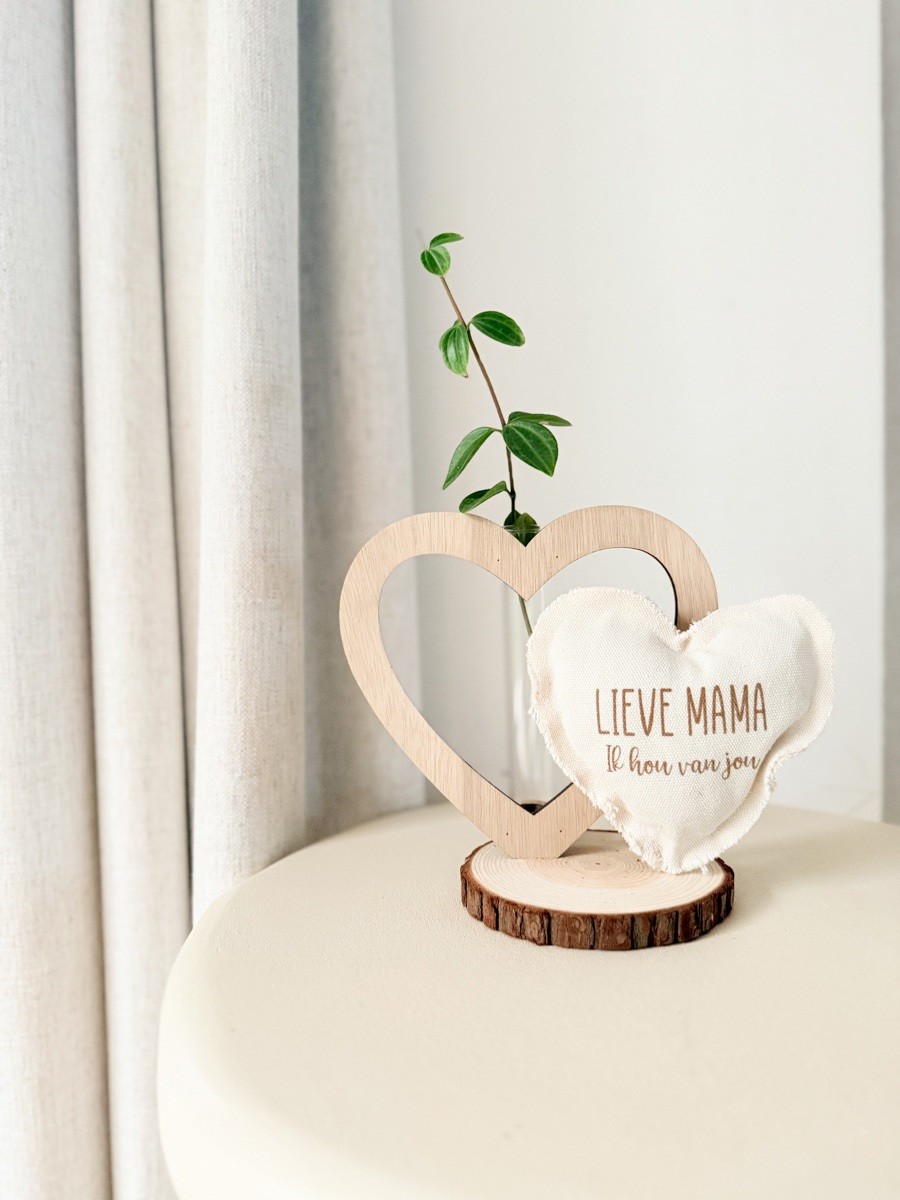 Houten Hart met vaas - mondeco - ‘Lieve Mama’ - 22 x 18 cm