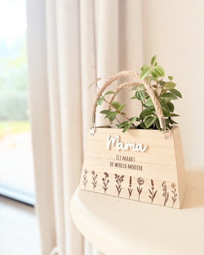 Houten Handtas Plantenpotje - mondeco - โMama jij maakt de wereld mooierโ - 18,5 x 10 x 12 cm