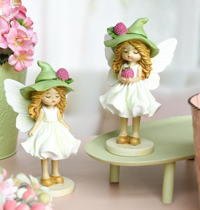 decoratief ornament - 🧝‍♀️ Elfmeisje Staand met Aardbeien - kunsthars - Groen/Rood - assortiment van 2/prijs per stuk