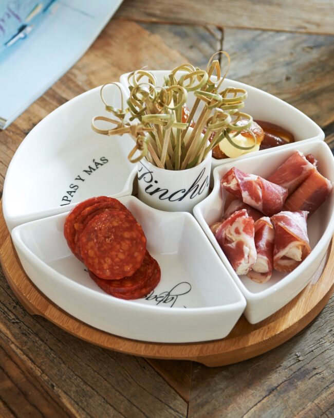 keuken – rivièra maison – Tapas y Más Party Plate – porselein/hout – wit/naturel – Ø 22 × 7 cm
